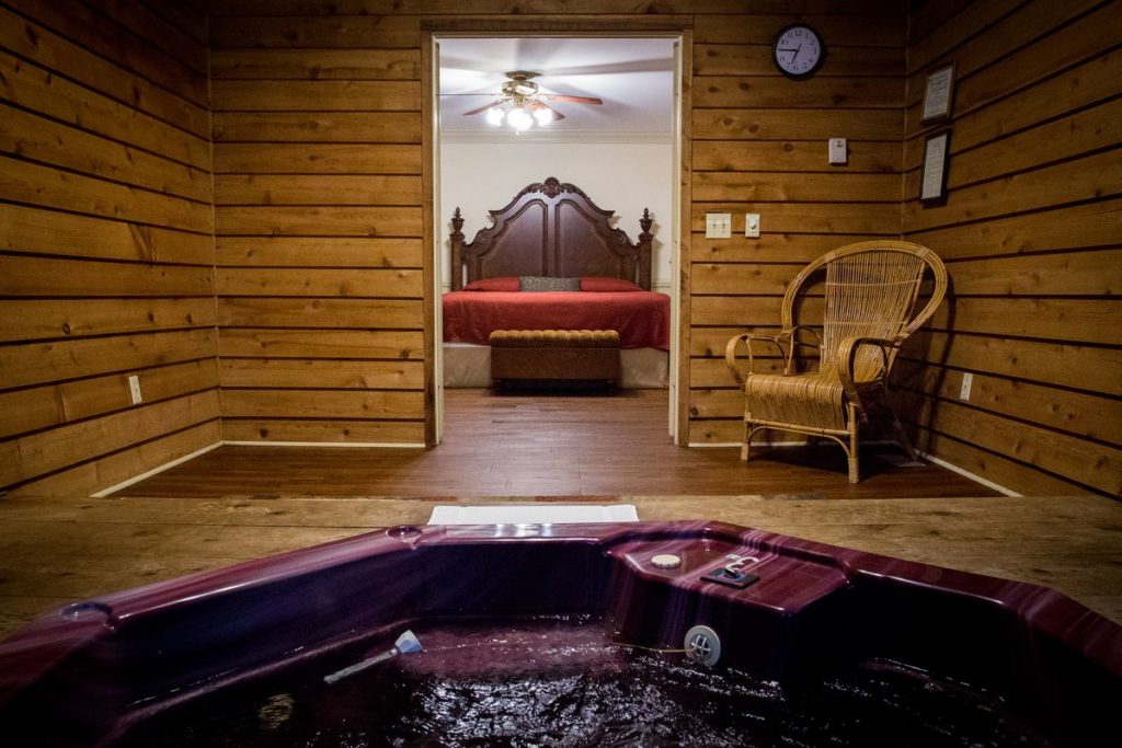 Private Honeymoon Cabin ⋆ Forrest Hills Resort